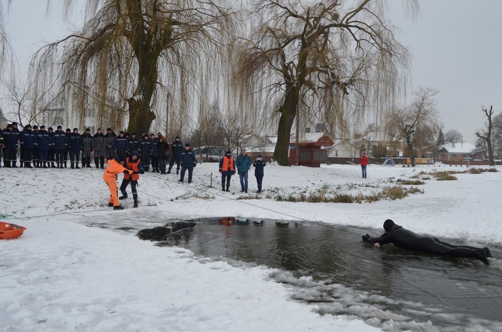 Волинський рибоохоронний патруль навчали, як рятувати людей на льоду. ФОТО