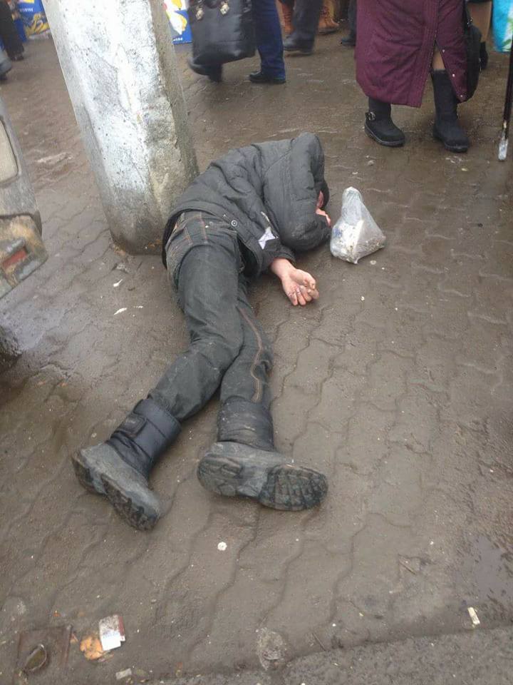У Луцьку біля Центрального ринку знайшли п’яних чоловіків без свідомості. ФОТО