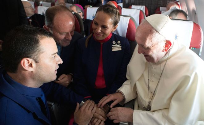 Папа Римський одружив пару на борту літака