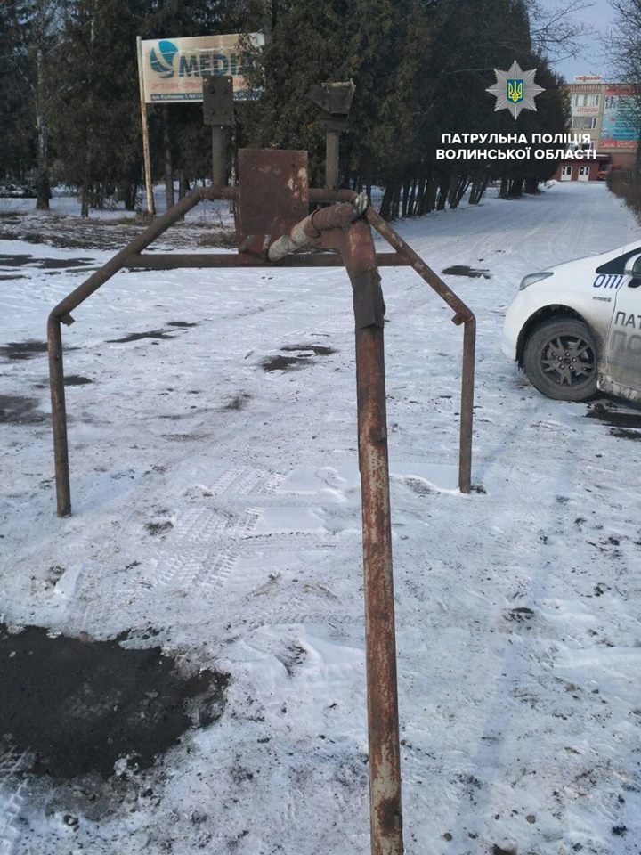 У Луцьку молодики хотіли здати на металобрухт викрадені труби