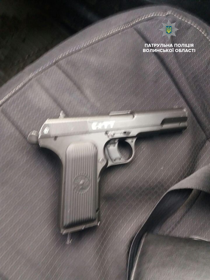 У Луцьку затримали військовослужбовця з пістолетом