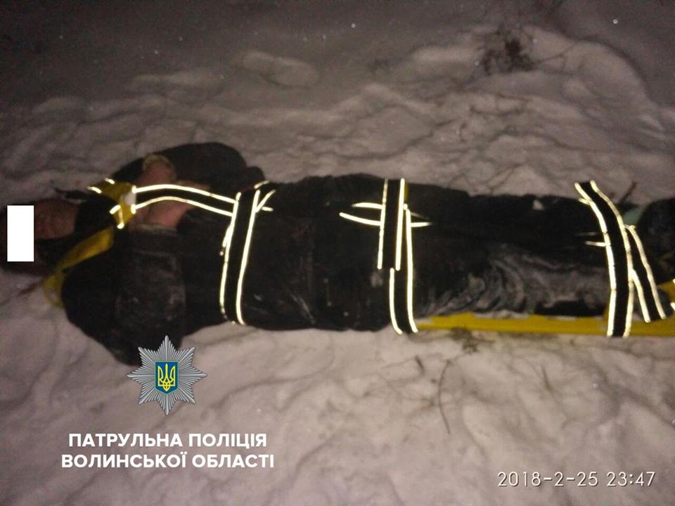 У Луцьку врятували чоловіка, який провалився крізь підлогу і впав на бетон. ВІДЕО
