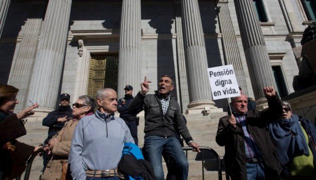 В Іспанії тисячі пенсіонерів заблокували парламент