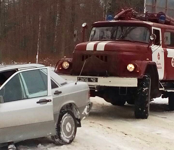 Волинські рятувальники вивільнили із снігових заметів вісім автомобілів. ФОТО