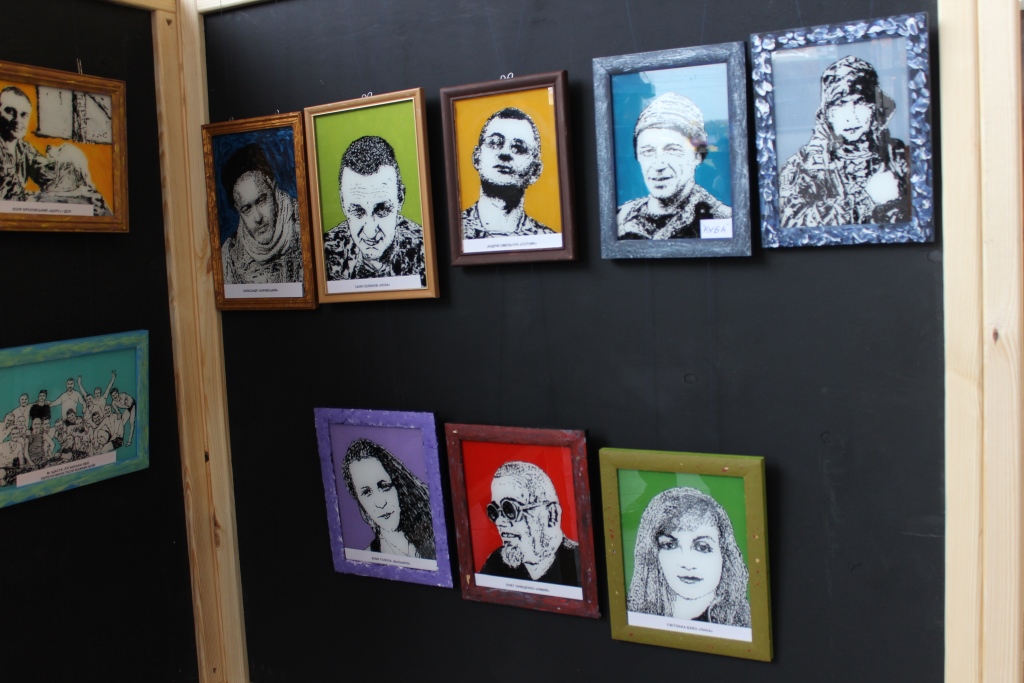 У Луцьку – виставка портретів до Дня добровольця. ФОТО