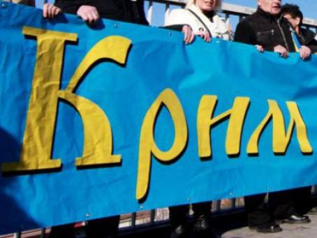 У Луцьку під час флешмобу «Крим – це Україна» утворили «живий» ланцюг