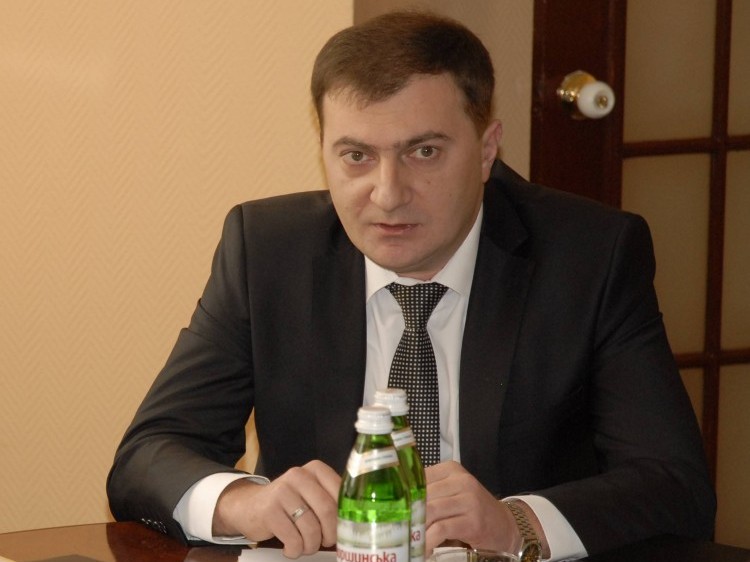 Очільник Луцької місцевої прокуратури живе у чужій квартирі та від Нового року їздить на чужому авто, дружина має нерухомість та землю