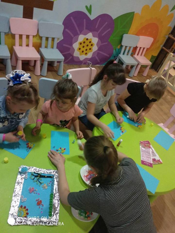 У Луцьку малюки вчилися виготовляти картини у техніці квілінг. ФОТО