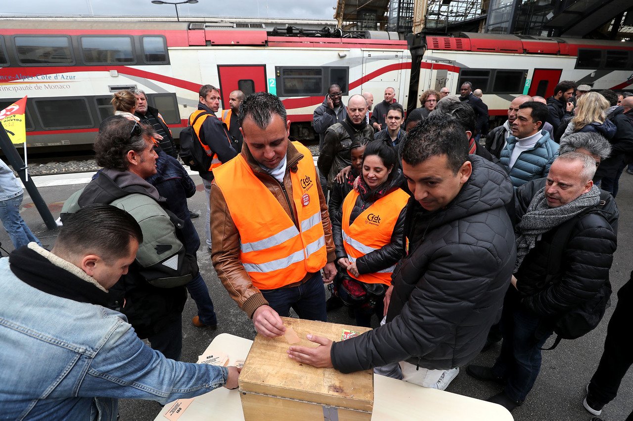 У Франції другу добу тривають протести залізничників проти реформи галузі