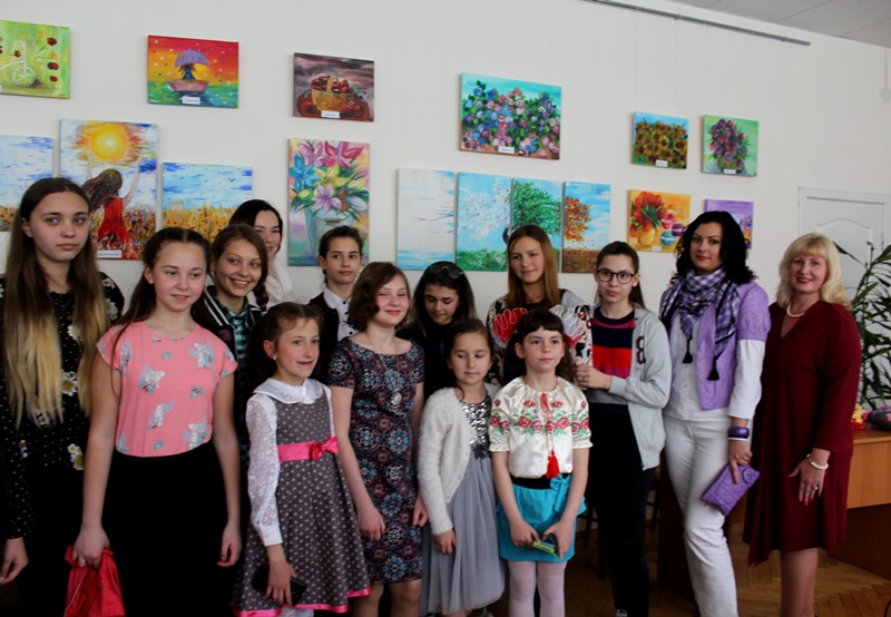 Юна луцька художниця презентувала персональну виставку картин. ФОТО