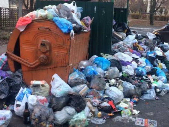 Немає кому возити сміття, – у «Луцькспецкомунтрансі» не вистачає водіїв через низькі зарплати