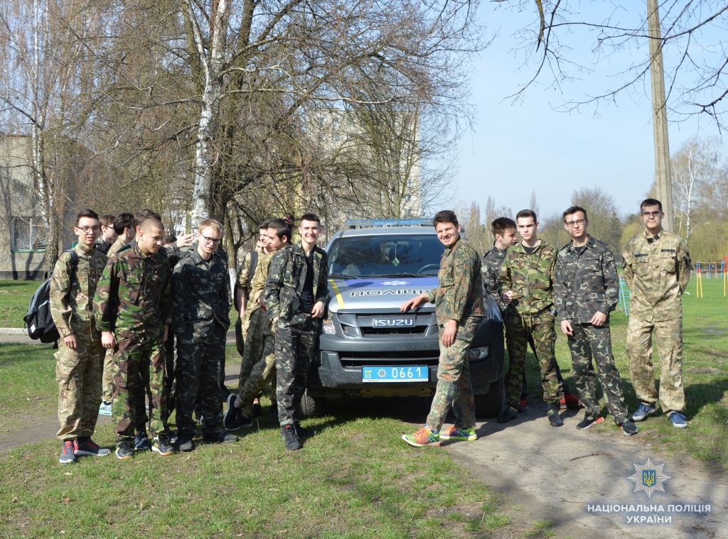 Поліцейські розповіли луцьким старшокласникам про правила безпеки. ФОТО