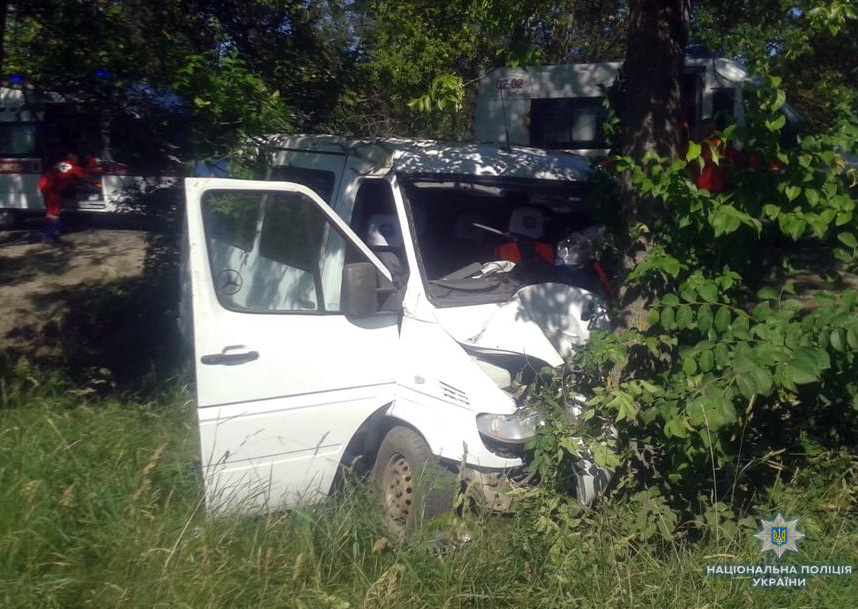 На Волині бус з’їхав у кювет і врізався в дерево