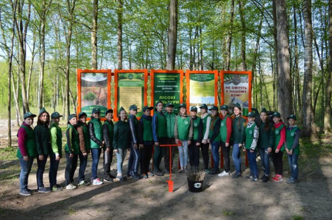 Перші особи Волині із дітьми створили лісові культури високої якості. ФОТО