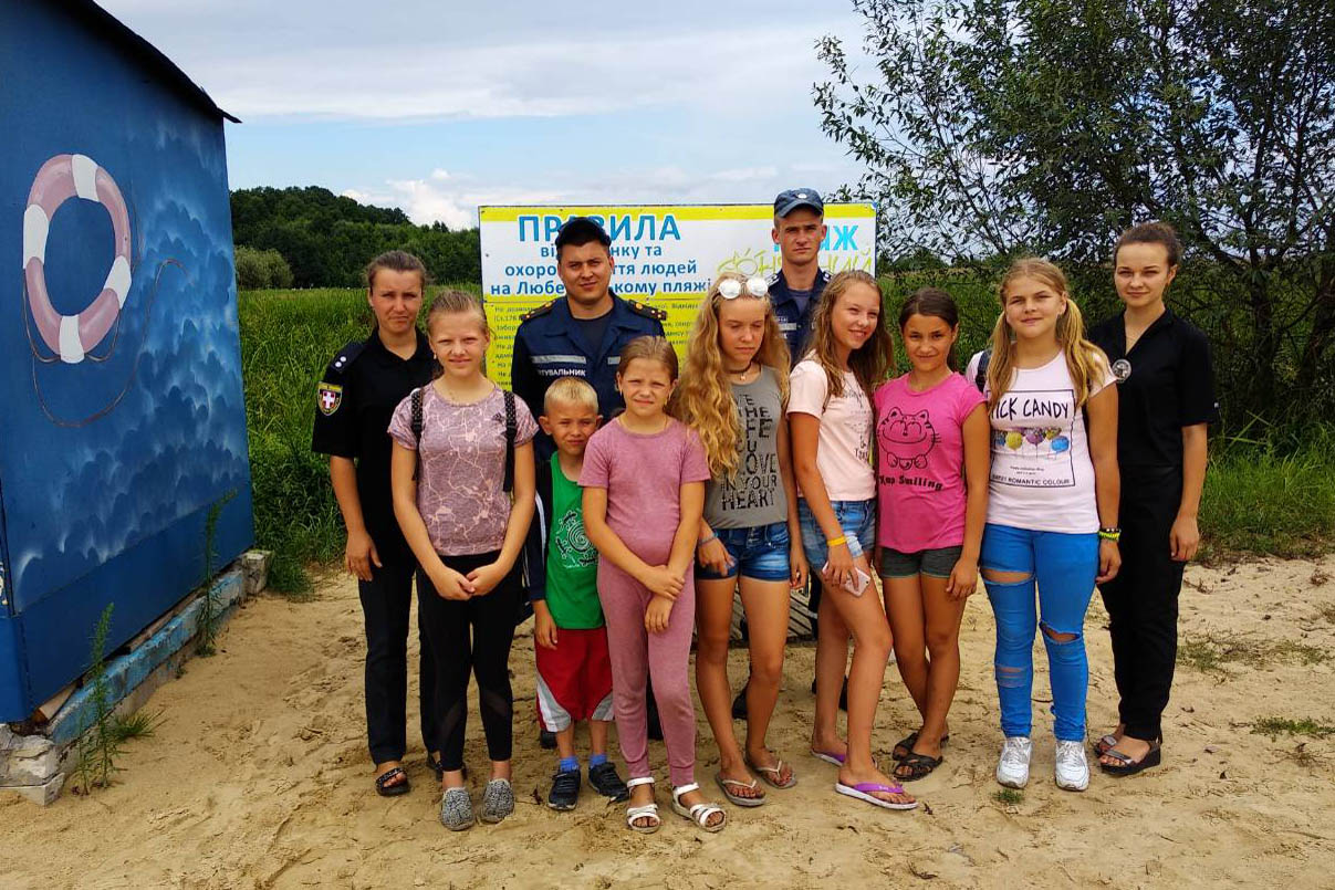 Волинські рятувальники провели майстер-клас з порятунку на воді для дітей
