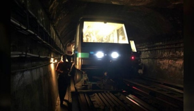 У паризькому метро застрягли 12 потягів, пасажирам довелося йти пішки