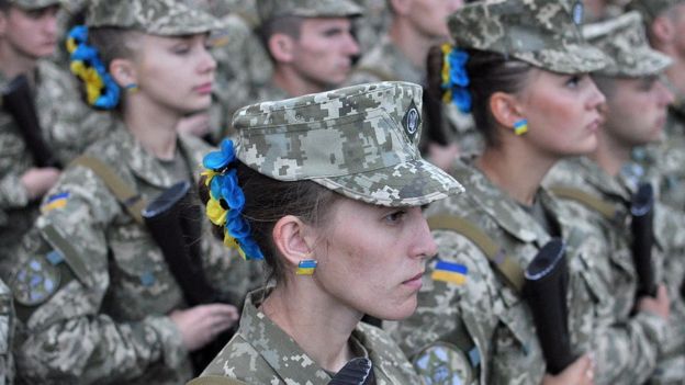 Порошенко підписав закон про рівні права чоловіків і жінок в армії