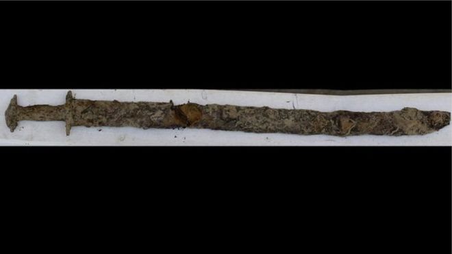 У Швеції дівчинка випадково знайшла в озері меч, старіший за епоху вікінгів