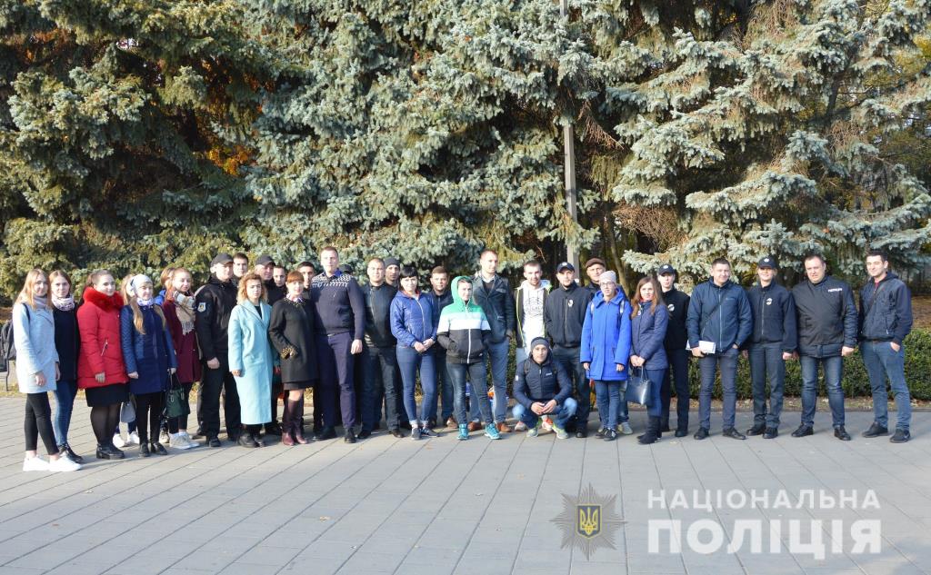 У Луцьку діти разом із поліцією зафарбовували рекламу наркотиків. ФОТО