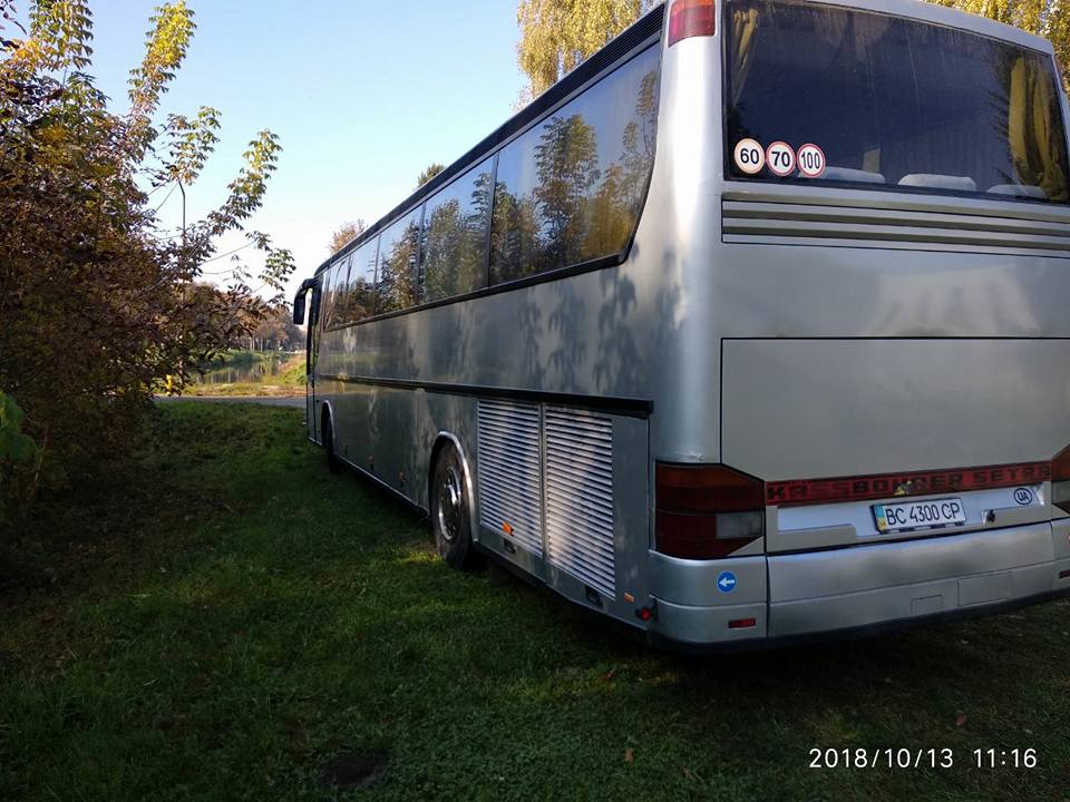 У Луцьку водій посеред парку припаркував цілий автобус. ФОТО