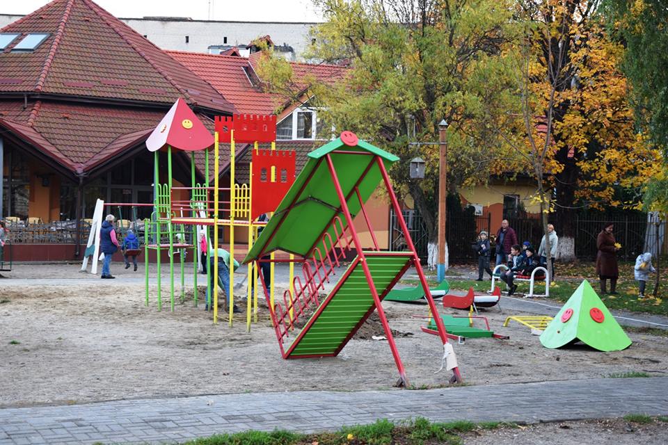 У Луцьку на місці аварійного майданчика облаштовують дитяче містечко 
