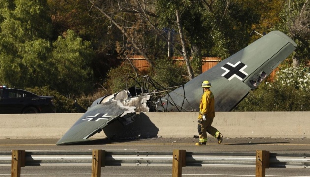 У Каліфорнії літак впав посеред автомагістралі