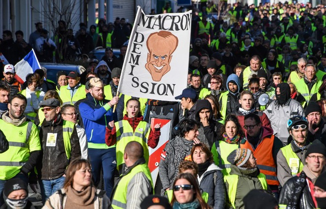 У французькому місті Ренн акції «жовтих жилетів» переросли у сутички з поліцією, є постраждалий