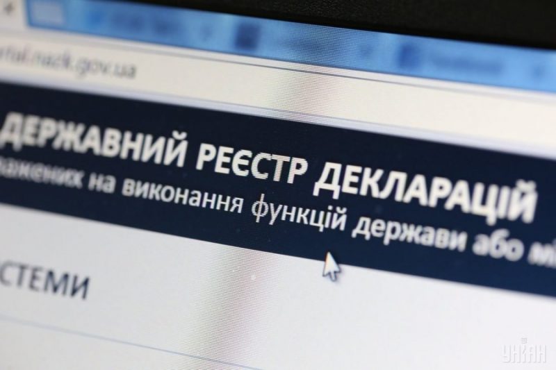 Волинська чиновниця продала дороге авто, купила нове та «забула» вказати про них у декларації