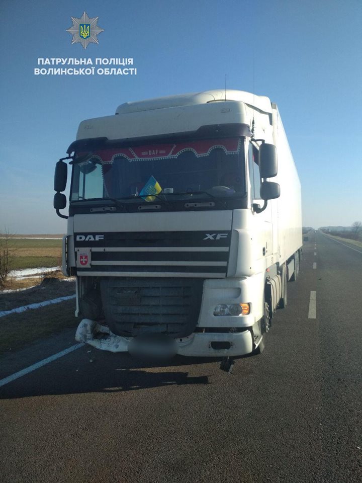 На Волині у вантажівки на ходу відлетіло колесо і пошкодило фуру. ФОТО
