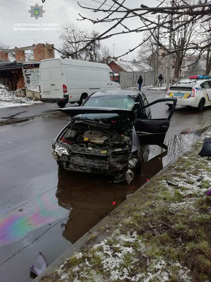 У Луцьку автомобіль зіткнувся з деревом, водія госпіталізували. ФОТО