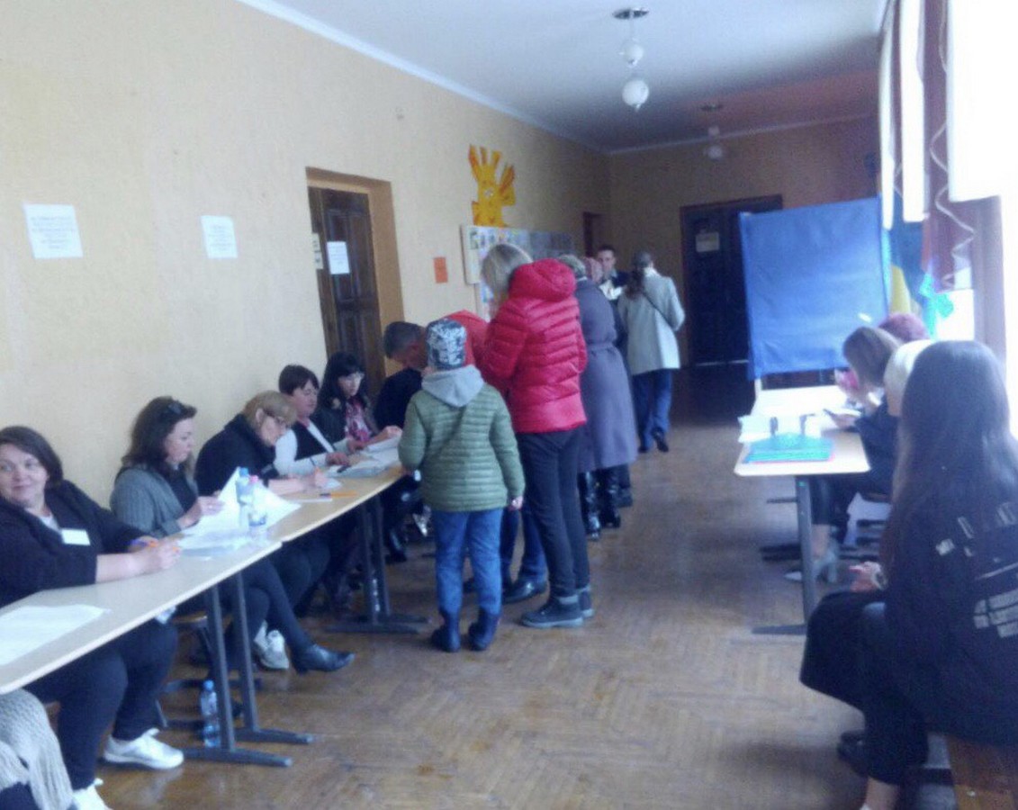 У Луцьку виборець не захотів голосувати у кабінці