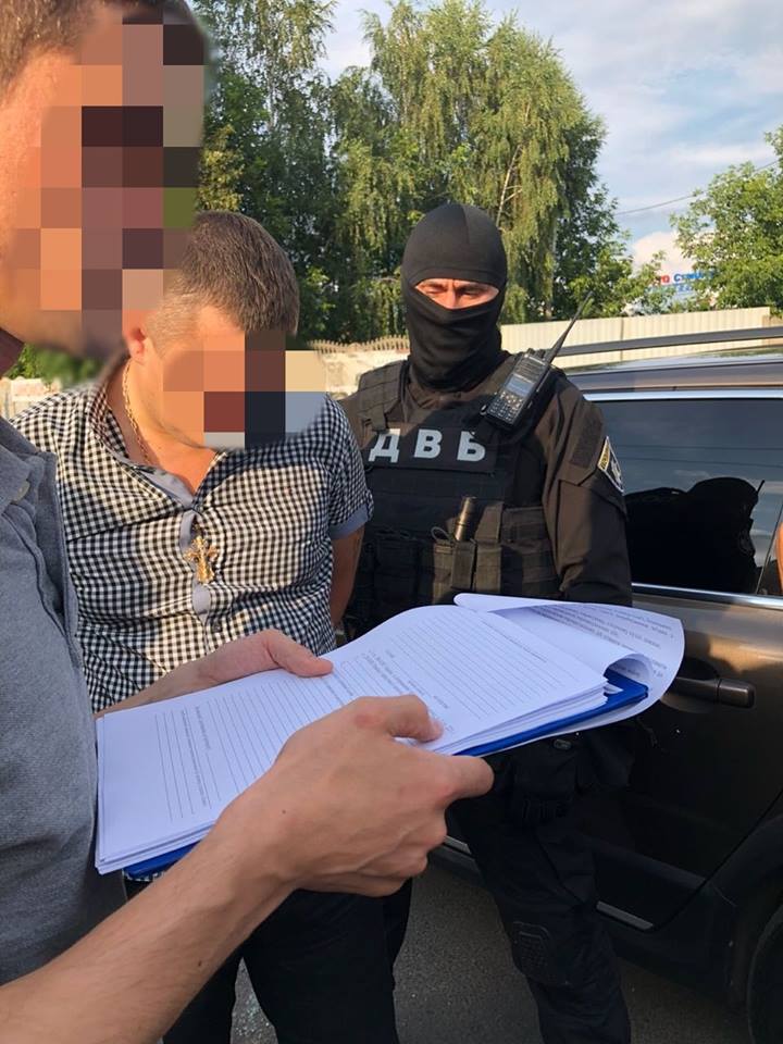 Волинський поліцейський, якого затримували на хабарі, отримував матеріальну допомогу