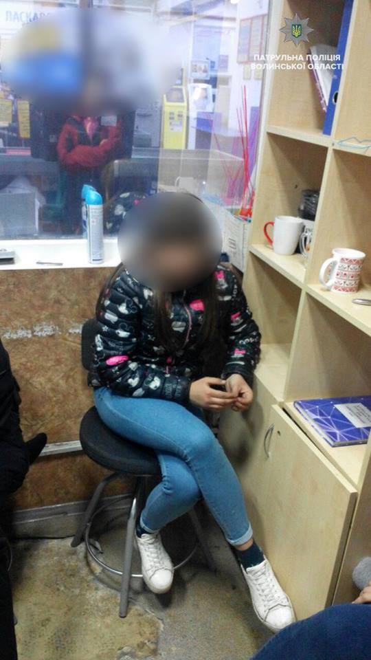 У Луцьку троє неповнолітніх дівчат хотіли винести алкоголь із супермаркету. ФОТО