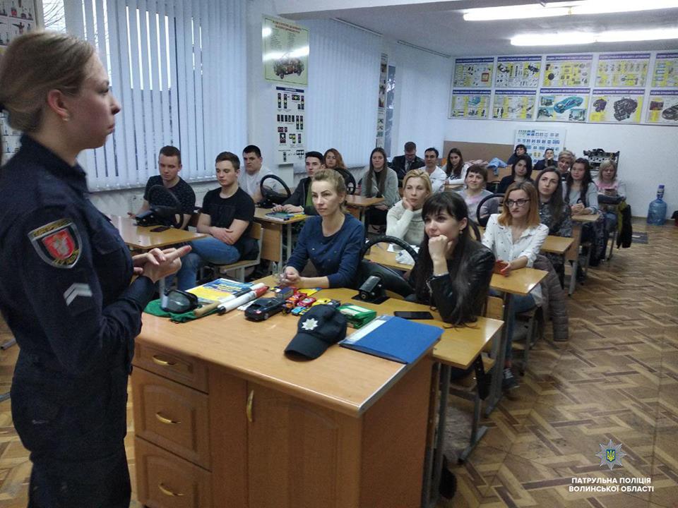 У Луцьку патрульні навчали майбутніх водіїв правил дорожнього руху. ФОТО