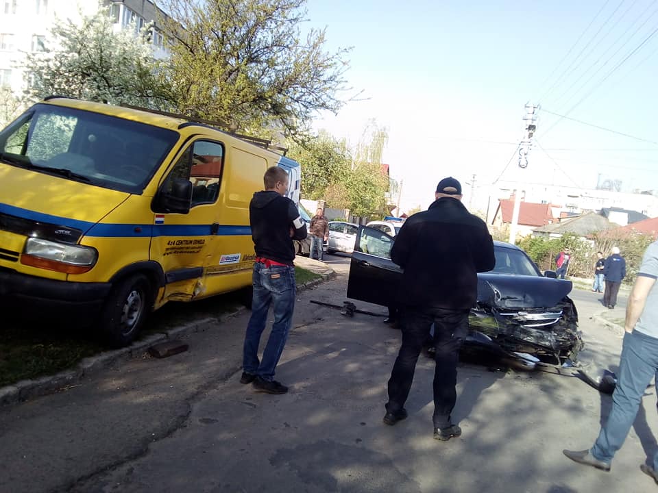 У Луцьку через необачність водія трапилась автопригода. ФОТО
