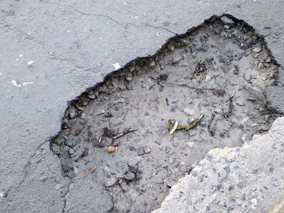 Мешканці міста на Волині обурюють ями на пішохідних доріжках. ФОТО