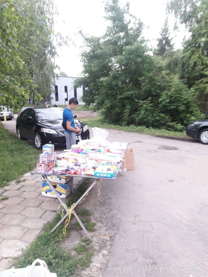У Луцьку муніципали впіймали продавця у парку без дозвільних документів
