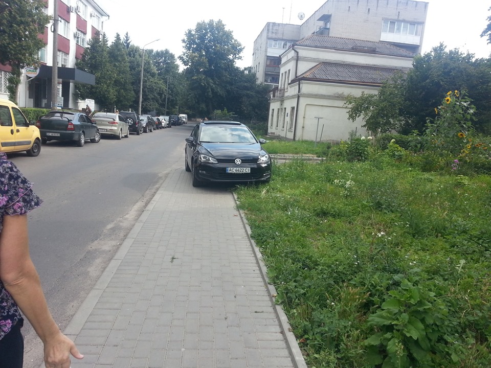 У Луцьку «автохам» припаркувався на тротуарі