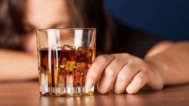 У Луцьку 16-річна дівчина перебрала алкоголю і впала в кому