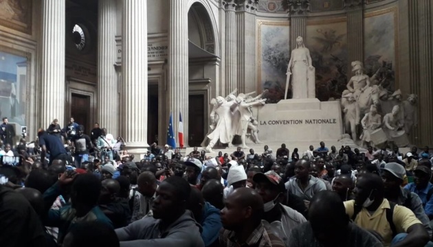 Сотні мігрантів заблокували паризький Пантеон