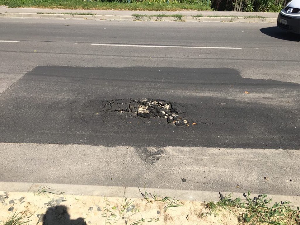 Відремонтована нещодавно дорога у Луцьку знову потребує ремонту. ФОТО