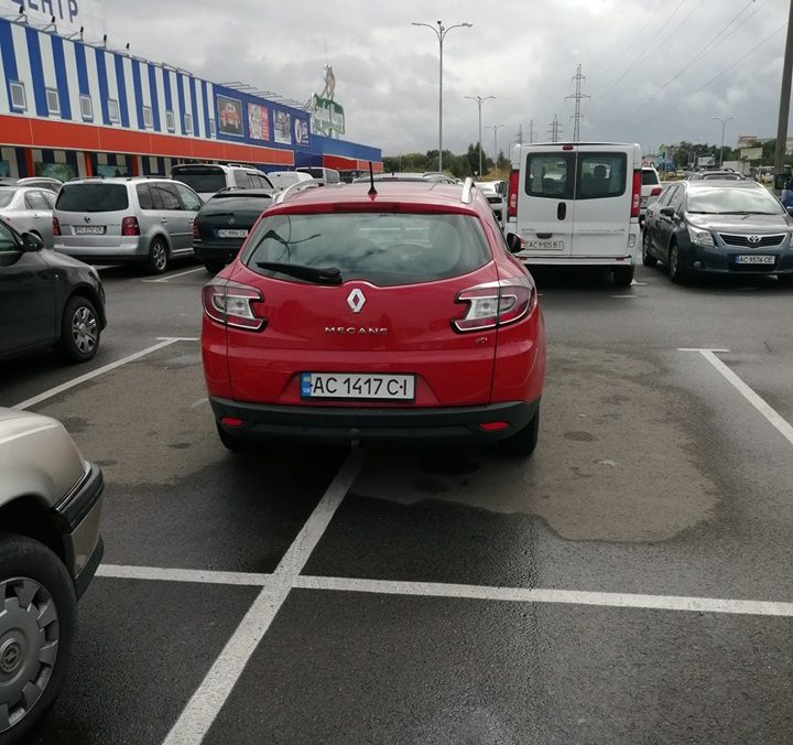 У Луцьку «автохам» припаркувався відразу на двох паркувальних місцях