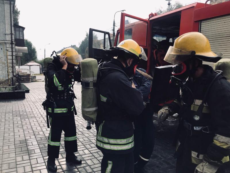 У луцькому «MOJO HALL» рятувальники провели пожежно-тактичне навчання. ФОТО
