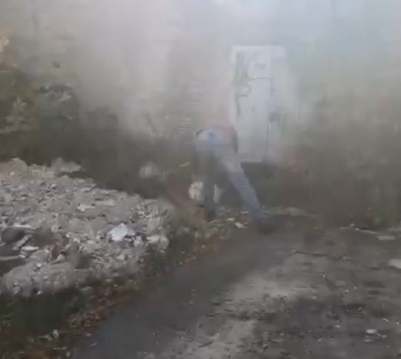 У Луцьку «на гарячому» спіймали чоловіка, який викидав сміття на території загального користування