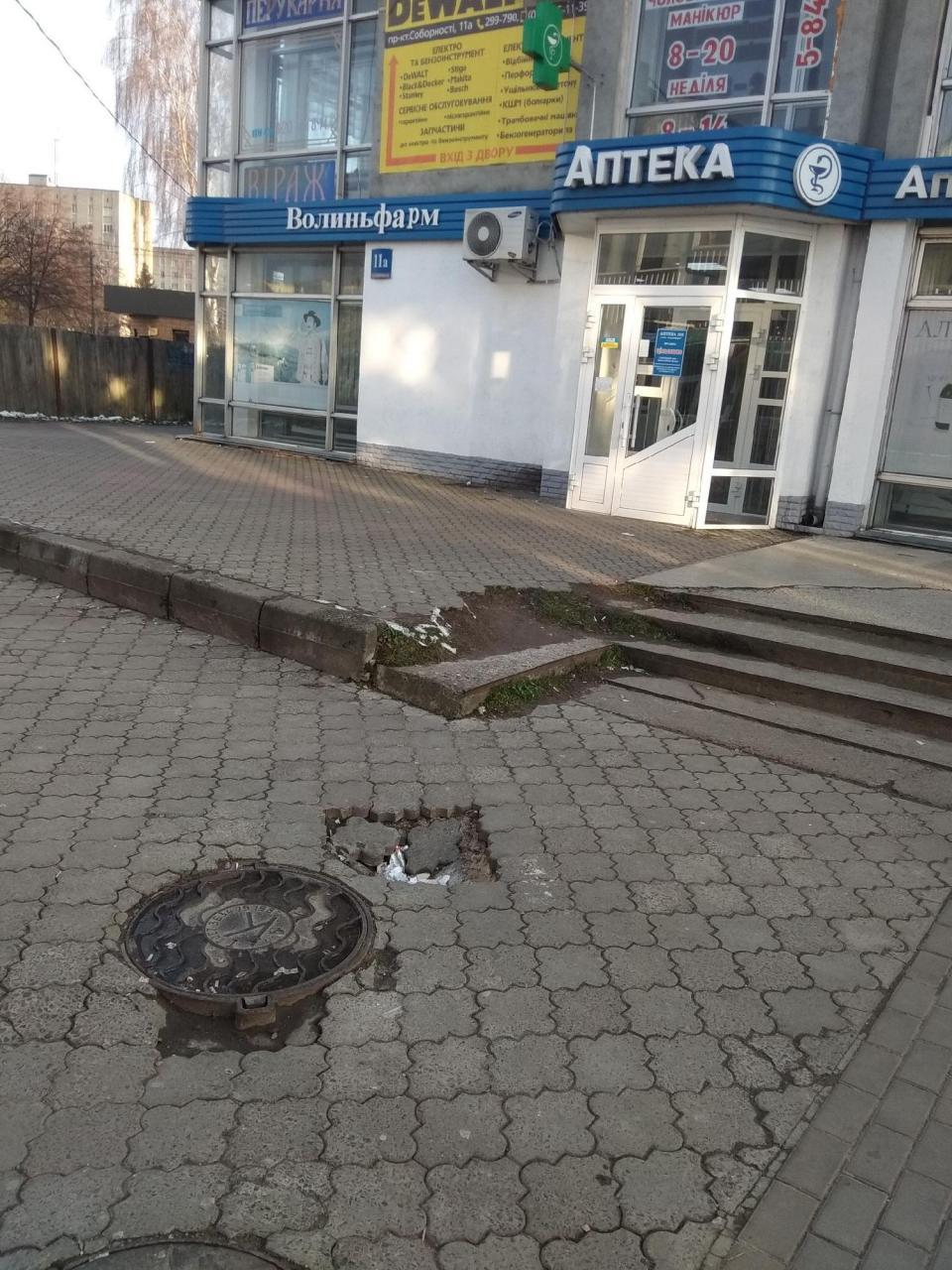 У Луцьку скаржаться на просідання ґрунту біля каналізаційного люка
