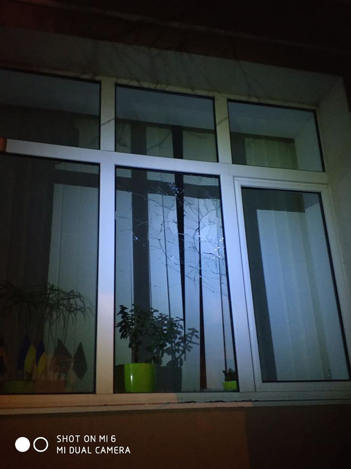 У Луцьку в приміщенні муніципалів розбили вікна