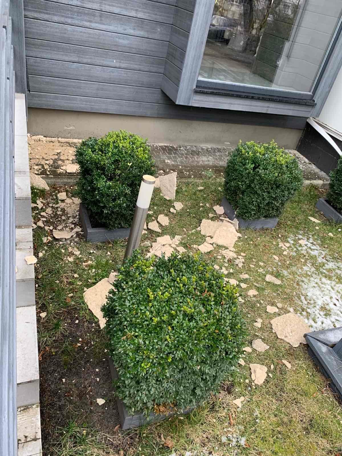 «Хтось може постраждати»: у Луцьку з фасаду будинку відпала штукатурка