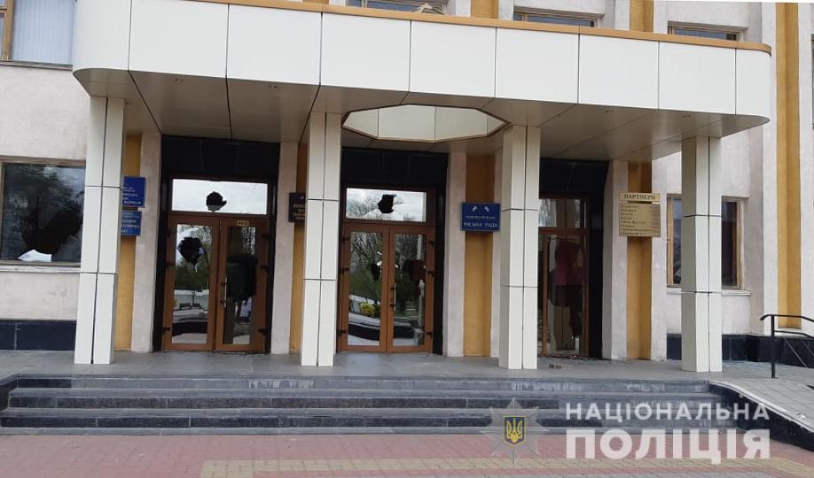 Хуліган, який побив вікна у Нововолинській міськраді, може отримати п’ять років обмеження волі