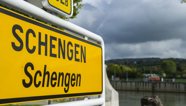 Єврокомісія закликає продовжити заборону на поїздки у Шенгенській зоні