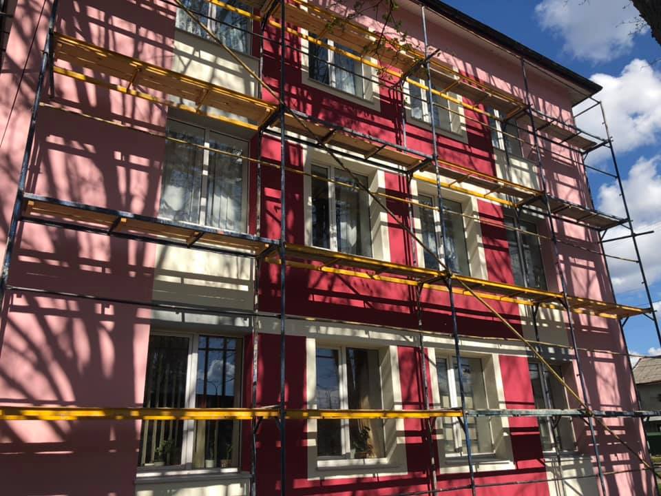 У Луцьку завершують капремонт фасаду ліцею